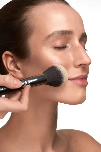 Hermosa mujer joven maquillaje proceso de primer plano — Foto de Stock