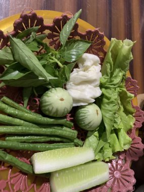 Dilimlenmiş salatalık, fesleğen, patlıcan, lahana ve ahşap tabakta uzun fasulyeler dahil çeşitli taze sebzeler. Sağlıklı gıda konsepti.