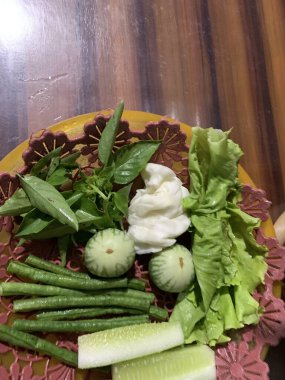 Dilimlenmiş salatalık, fesleğen, patlıcan, lahana ve ahşap tabakta uzun fasulyeler dahil çeşitli taze sebzeler. Sağlıklı gıda konsepti.