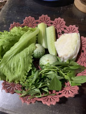 Dilimlenmiş salatalık, fesleğen, patlıcan, lahana ve ahşap tabakta uzun fasulyeler dahil çeşitli taze sebzeler. Sağlıklı gıda konsepti.