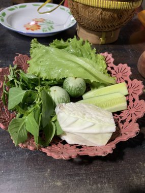 Dilimlenmiş salatalık, fesleğen, patlıcan, lahana ve ahşap tabakta uzun fasulyeler dahil çeşitli taze sebzeler. Sağlıklı gıda konsepti.