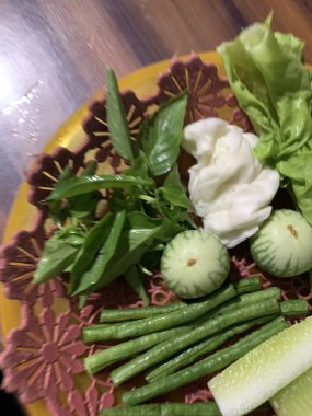 Dilimlenmiş salatalık, fesleğen, patlıcan, lahana ve ahşap tabakta uzun fasulyeler dahil çeşitli taze sebzeler. Sağlıklı gıda konsepti.