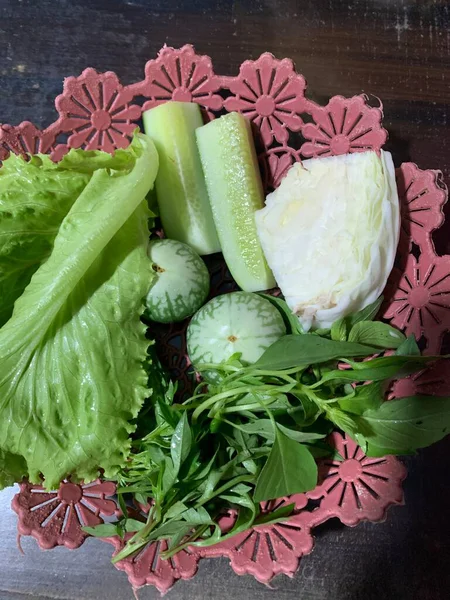 Dilimlenmiş salatalık, fesleğen, patlıcan, lahana ve ahşap tabakta uzun fasulyeler dahil çeşitli taze sebzeler. Sağlıklı gıda konsepti.