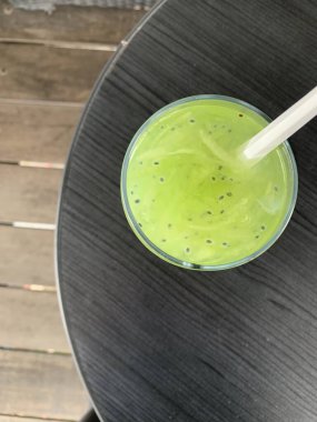 Es Timun Serut, sıklıkla buzla servis edilen dilimlenmiş salatalık, limon suyu, şeker ve suyla yapılır. İçkinin bazı çeşitleri fesleğen tohumu veya kavun şurubu da içerir. taze tropikal içecek konsepti.