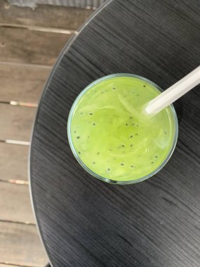 Es Timun Serut, sıklıkla buzla servis edilen dilimlenmiş salatalık, limon suyu, şeker ve suyla yapılır. İçkinin bazı çeşitleri fesleğen tohumu veya kavun şurubu da içerir. taze tropikal içecek konsepti.