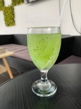 Es Timun Serut, sıklıkla buzla servis edilen dilimlenmiş salatalık, limon suyu, şeker ve suyla yapılır. İçkinin bazı çeşitleri fesleğen tohumu veya kavun şurubu da içerir. taze tropikal içecek konsepti.