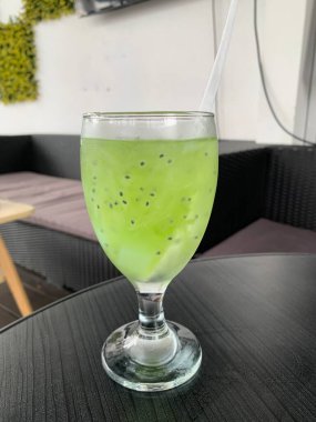 Es Timun Serut, sıklıkla buzla servis edilen dilimlenmiş salatalık, limon suyu, şeker ve suyla yapılır. İçkinin bazı çeşitleri fesleğen tohumu veya kavun şurubu da içerir. taze tropikal içecek konsepti.