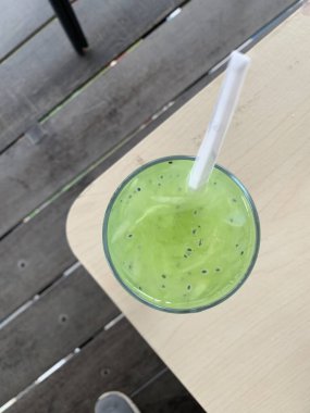 Es Timun Serut, sıklıkla buzla servis edilen dilimlenmiş salatalık, limon suyu, şeker ve suyla yapılır. İçkinin bazı çeşitleri fesleğen tohumu veya kavun şurubu da içerir. taze tropikal içecek konsepti.