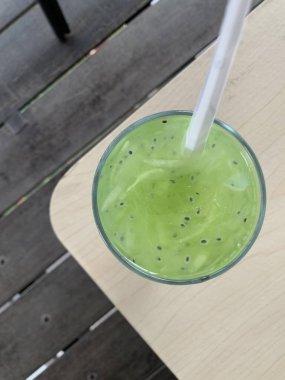 Es Timun Serut, sıklıkla buzla servis edilen dilimlenmiş salatalık, limon suyu, şeker ve suyla yapılır. İçkinin bazı çeşitleri fesleğen tohumu veya kavun şurubu da içerir. taze tropikal içecek konsepti.