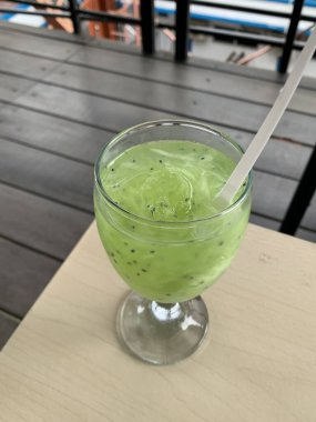 Es Timun Serut, sıklıkla buzla servis edilen dilimlenmiş salatalık, limon suyu, şeker ve suyla yapılır. İçkinin bazı çeşitleri fesleğen tohumu veya kavun şurubu da içerir. taze tropikal içecek konsepti.