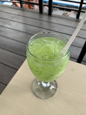 Es Timun Serut, sıklıkla buzla servis edilen dilimlenmiş salatalık, limon suyu, şeker ve suyla yapılır. İçkinin bazı çeşitleri fesleğen tohumu veya kavun şurubu da içerir. taze tropikal içecek konsepti.