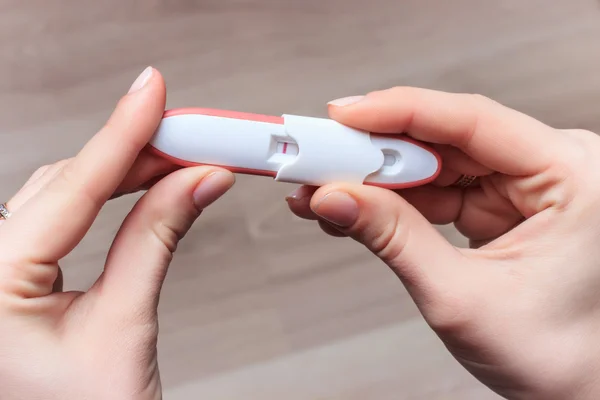 Жінка тримає негативний тест на вагітність — стокове фото