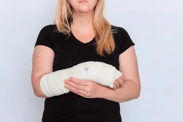 Young female with broken hand in cast — Stock Photo, Image