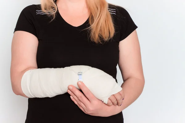 Young female with broken hand in cast — Stock Photo, Image