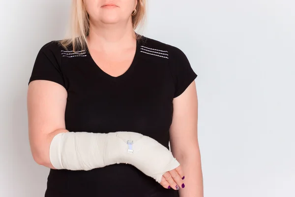 Young female with broken hand in cast — Stock Photo, Image