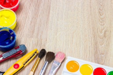 İleti örneği ahşap arka plan, sanatçının yer üzerinde bir dizi