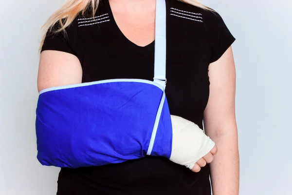 Young female with broken hand in cast — Stock Photo, Image