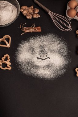 Zencefilli ekmek için kısa hamurlu pasta. Noel arkaplanı fırın, yukarıdan aşağıya görüş, kopyalama alanı. Noel ve Yeni Yıl, aile gelenekleri. Tarçın, baharat, un beyaz bir masada..