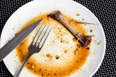 bir tabak beyaz bir arka plan üzerinde kemik tavuk