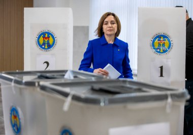 Chisinau, Moldova - 28 Eylül 2025: Moldova Cumhurbaşkanı Maia Sandu parlamento seçimleri sırasında sandık merkezinde oy kullanmaya hazırlanıyor.