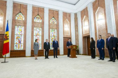 Chisinau, Moldova - 01 Kasım 2025: Meclis Başkanı Igor Grosu (C-L) ile Moldova Cumhurbaşkanı Maia Sandu (L), Moldova Başbakanı Alexandru Munteanu ve yeni Cumhurbaşkanı Bakanlar Kurulu 'nun yemin töreninde resmedildi