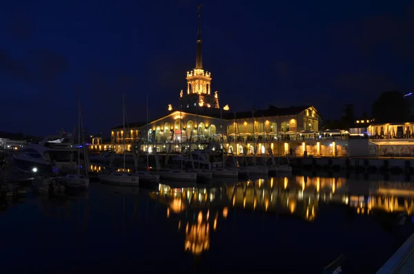 Zee haven van Sotsji in de nacht van september. — Stockfoto