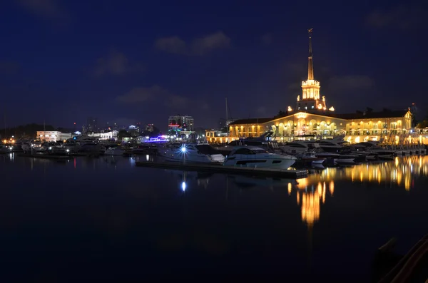 9 月の夜にソチの海の港. — ストック写真