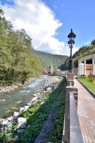 View of the embankment of the river Mtsesta, Krasnaya Polyana, S — Stock Photo, Image