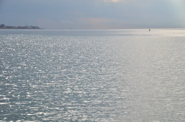 Ein einsamer Mann im Meer — Stockfoto