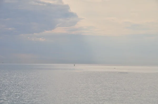 En ensam man i havet — Stockfoto