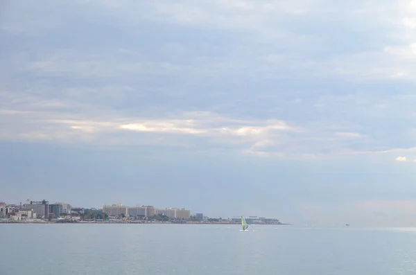 Ein einsamer Mann im Meer — Stockfoto