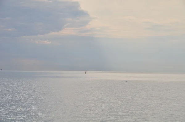 Ein einsamer Mann im Meer — Stockfoto