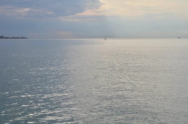 바다에 외로운 남자 — 스톡 사진