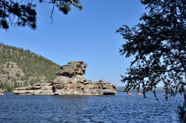 Sfenks rock ve göl Borovoe, Devlet Ulusal Tabiat Parkı 