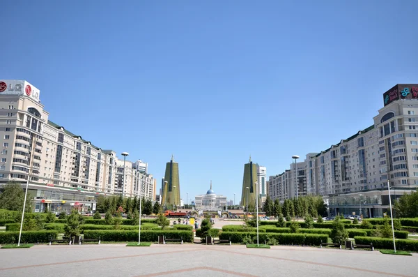 Νερό πράσινη λεωφόρο στην Αστάνα. Καζαχστάν — Φωτογραφία Αρχείου