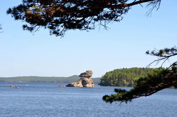 Rocha esfinge e lago Borovoe, Parque Natural Nacional do Estado "Burab — Fotografia de Stock