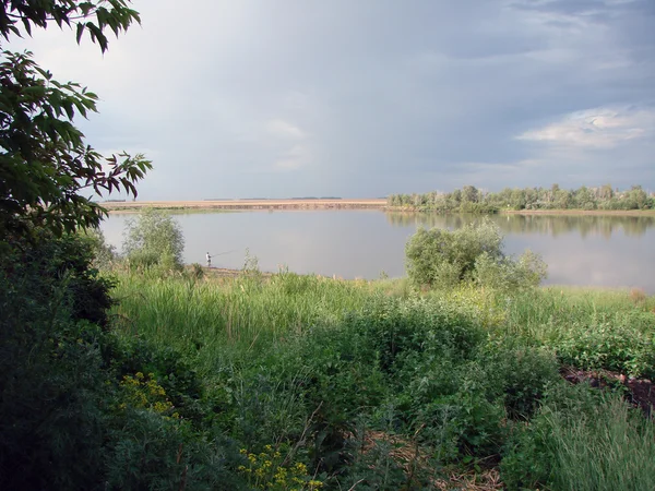 Antes da chuva. Rio Irtysh, região de Omsk, Rússia — Fotografia de Stock