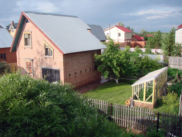 Após a chuva, cabana de verão, região de Omsk, Rússia — Fotografia de Stock