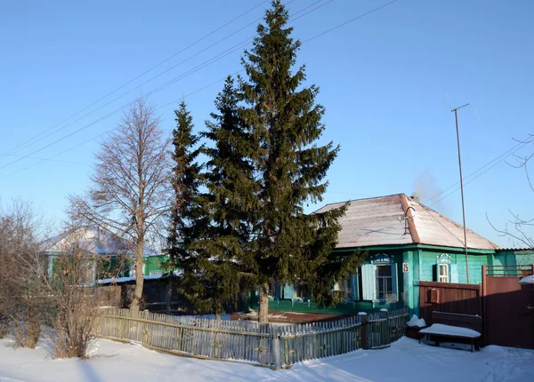 Deserto vecchia casa nel villaggio siberiano, regione di Omsk, Russia — Foto Stock