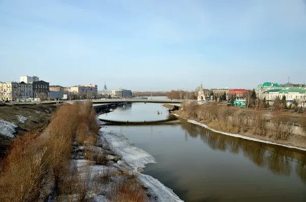 Rivière Om au début du printemps, la ville d'Omsk, Sibérie, Russie — Photo