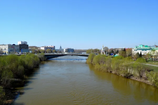 Rivière Om au début du printemps, la ville d'Omsk, Sibérie, Russie — Photo