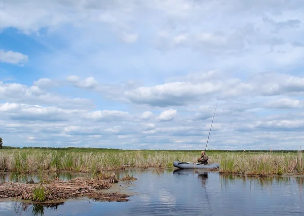 Fiske vid floden Yaman, Omsk region, Ryssland — Stockfoto