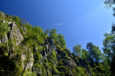 Uçan gorge Corbu yukarıda