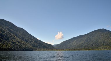 Göl Teletskoye görünümünü