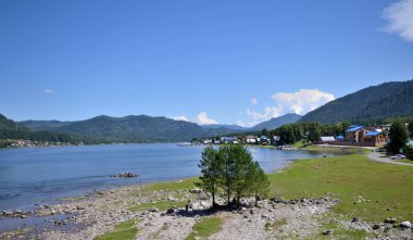 Göl Teletskoye görünümünü