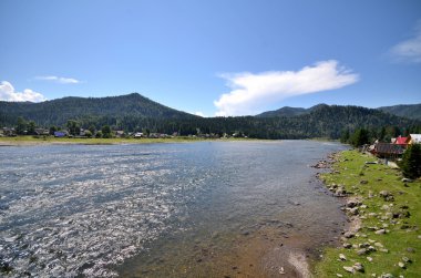 Göl Teletskoye görünümünü