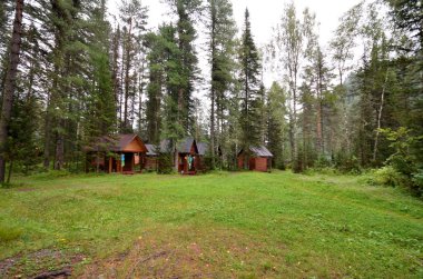 Biya Nehri'nin kıyısında kamp görünümünü