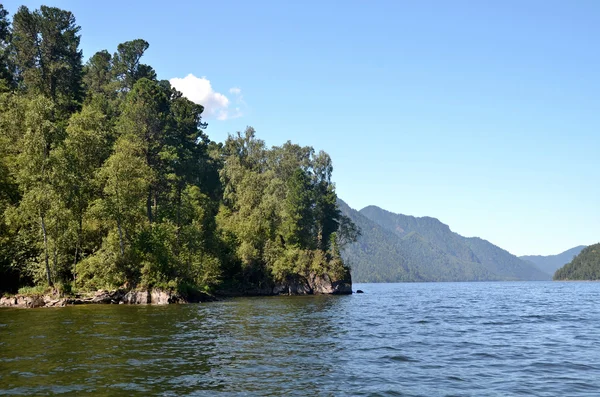 Vue sur le lac Teletskoye — Photo