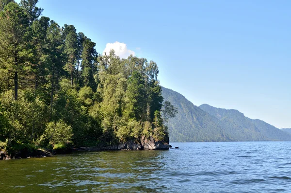 Vue sur le lac Teletskoye — Photo