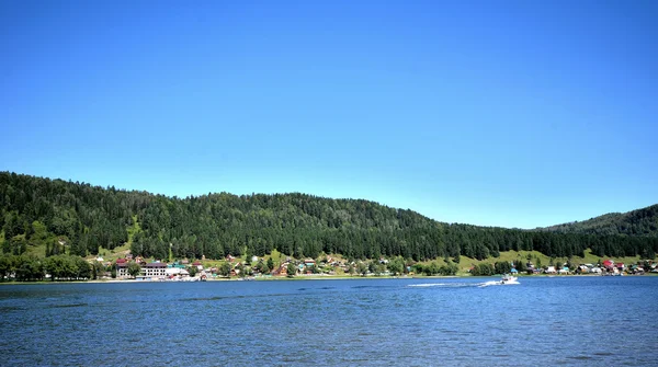 Göl Teletskoye görünümünü — Stok fotoğraf